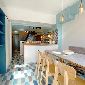 Apartment Atypique Au Pied Du Sacre Coeur, Paris